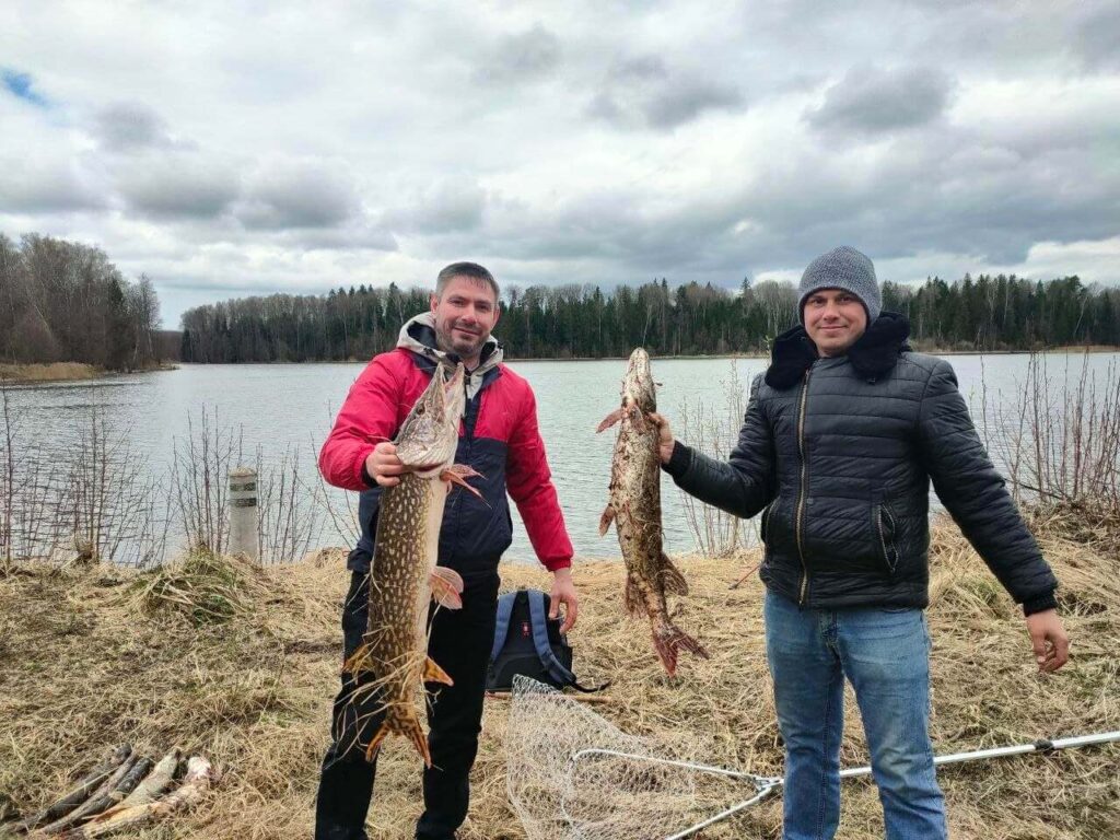 Наши рыбаки с уловом