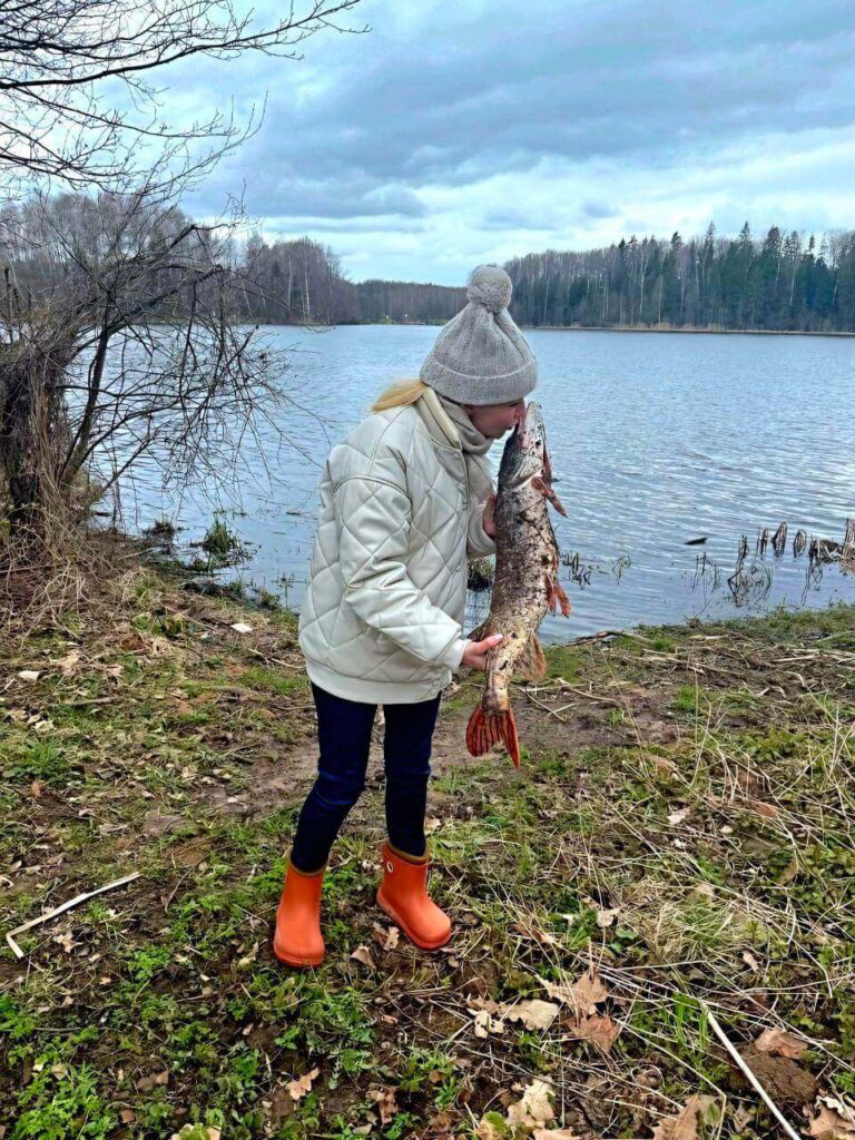 Наши рыбаки с уловом